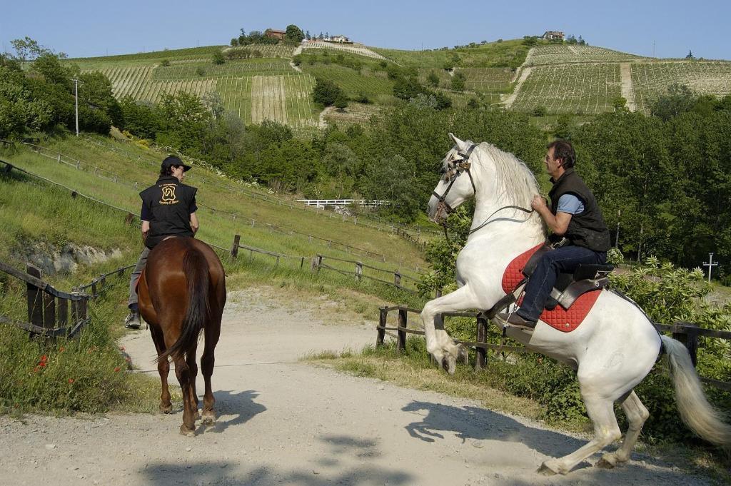 La Maragliana Aparthotel Castel Rocchero Eksteriør bilde